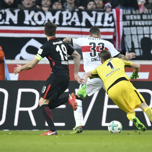  Stuttgarts Daniel Ginczek geht an Lukas Hradecky vorbei und in der Folge trifft Thommy zur Pausenführung. (Foto: imago/Markus Weber)