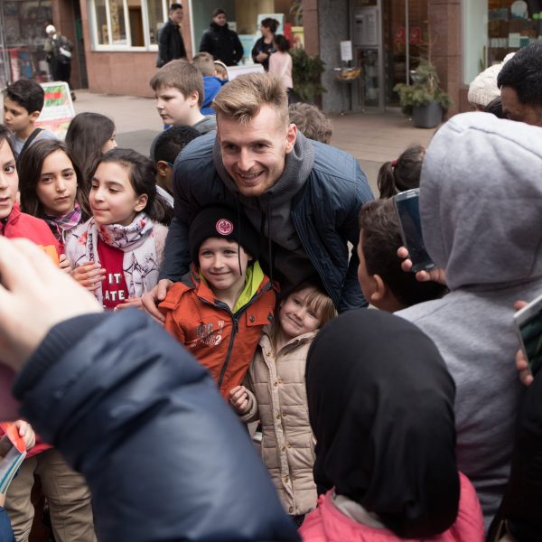  Lukas Hradecky besuchte das Frankfurter Kinderprojekt.