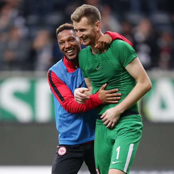  Jonathan de Guzman und Lukas Hradecky zeigen wieviel Freude ihnen die Eintracht bereitet.