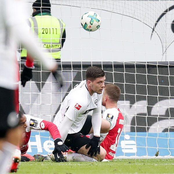  Luka Jovic stochert den Ball zum 2:0 ins Tor der Mainzer.