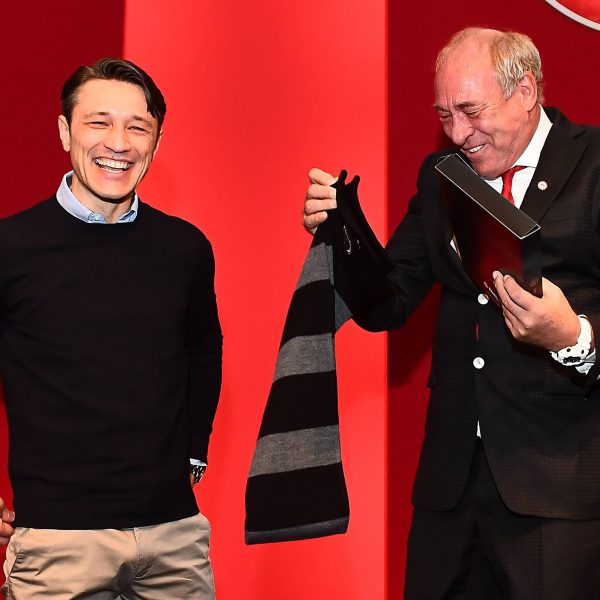  Niko Kovac und Präsident Peter Fischer bei der Übergabe der lebenslangen Vereinsmitgliedschaft für den Trainer. (Foto: imago/Jan Huebner)