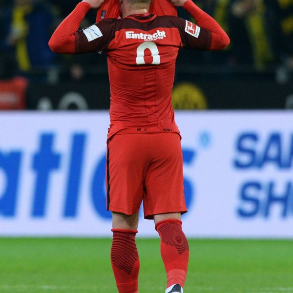  Pure Enttäuschung bei Luka Jovic nach der Partie. Sein zwischenzeitlicher Ausgleich sollte am Ende nicht zum Punktgewinn reichen.(Bild: imago/Uwe Kraft)