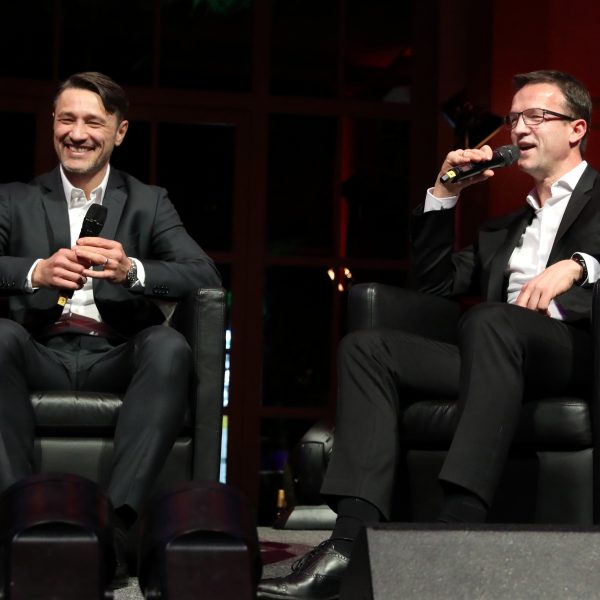  Niko Kovac (l.) und Fredi Bobic plauderten beim Frühjahrsempfang der Eintracht ein bisschen aus dem Nähkästchen. (Bild: Joachim Storch)