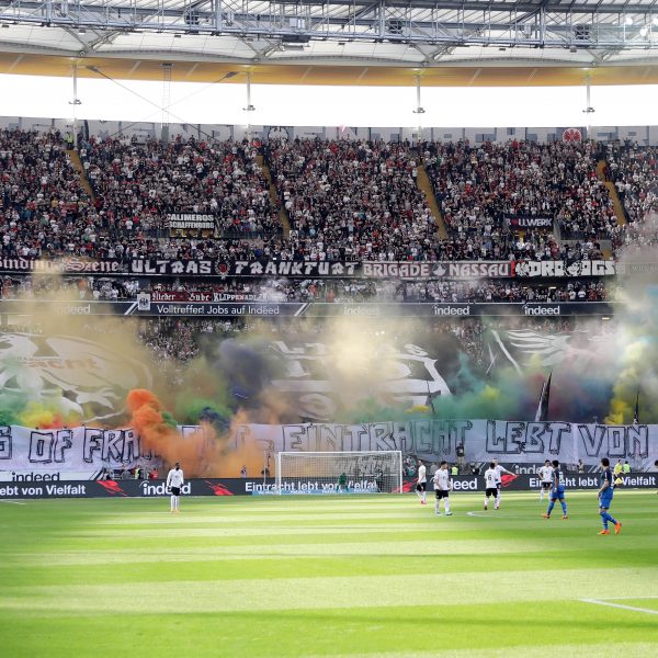  Die Eintracht-Fans präsentieren das Motto: United Colours of Frankfurt - Eintracht lebt von Vielfalt
