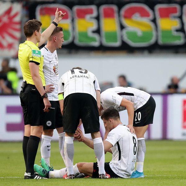  Luka Jovic hat sich bei seinem Tor zum Glück nicht schwerer verletzt.