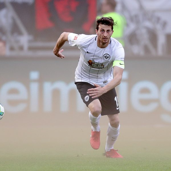  David Abraham vor dem Motto des Supercups: Heimsieg.