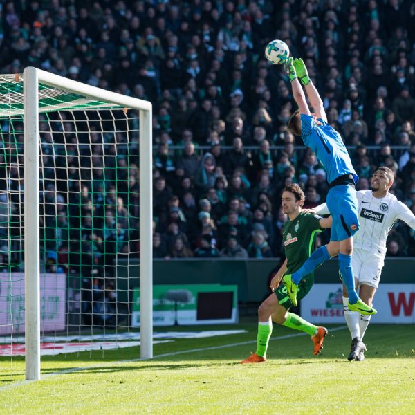  Lukas Hradecky verschätzt sich und bringt die Eintracht auf die Verlierer-Straße. (Bild: imago/Nordphoto)