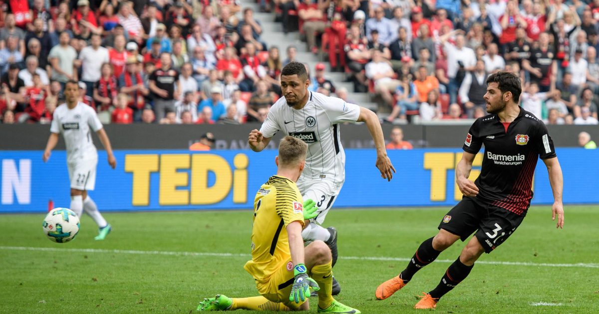  Leverkusens Kevin Volland überwindet Lukas Hradecky dreimal. Simon Falette kann nur zuschauen. (Foto: imago/Jörg Schüler)