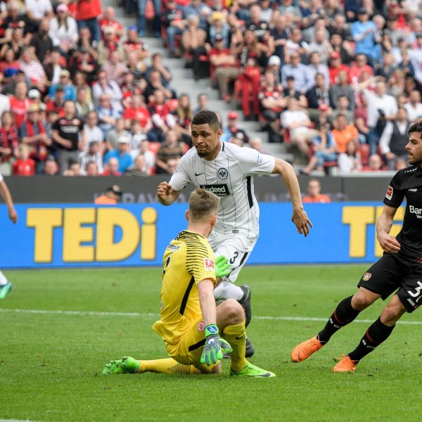 Leverkusens Kevin Volland überwindet Lukas Hradecky dreimal. Simon Falette kann nur zuschauen. (Foto: imago/Jörg Schüler)