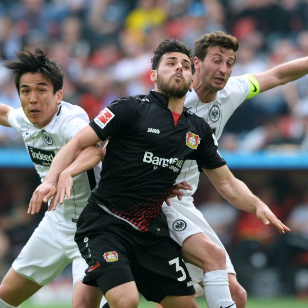  Makoto Hasebe und David Abraham kämpften zwar, konnten Leverkusens Volland am heutigen Nachmittag aber nicht stoppen. (Foto: imago/Uwe Kraft)