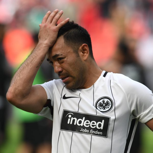  Wird die Eintracht am Ende doch noch die internationalen Plätze verspielen? Marco Fabian war nach dem Spiel der Verzweiflung nahe. (Foto: imago/Eiben)