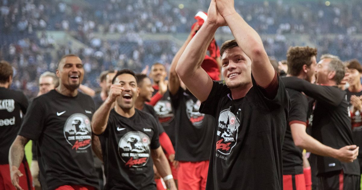  Matchwinner Luka Jovic lässt sich feiern. Dank seines Treffers darf die Eintracht erneut zum Finale nach Berlin reisen. (Bild: imago/Jan Huebner)