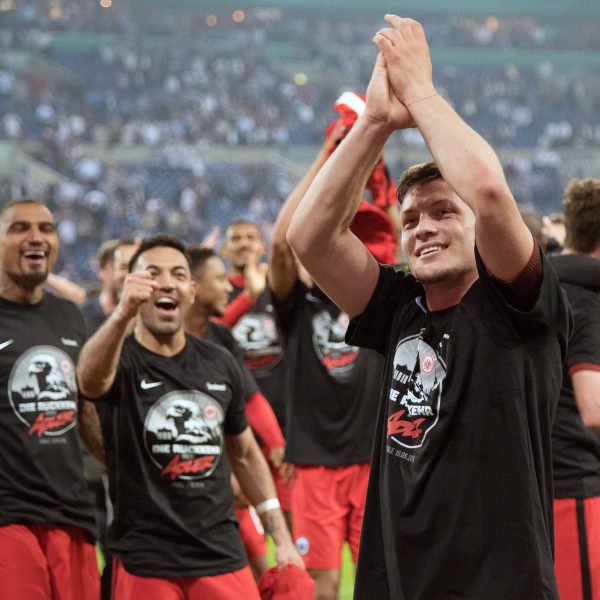  Matchwinner Luka Jovic lässt sich feiern. Dank seines Treffers darf die Eintracht erneut zum Finale nach Berlin reisen. (Bild: imago/Jan Huebner)