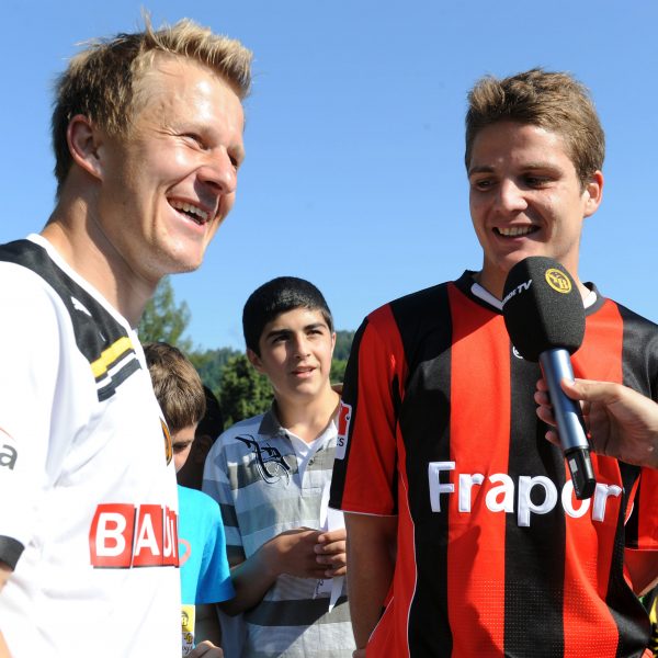  Zwei Ex-Adler-Kapitäne unter sich: Christoph Spycher (links) und Primin Schwegler.