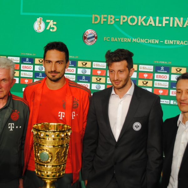  Die beiden Trainer gemeinsam mit David Abraham und Mats Hummels mit dem Objekt der Begierde.