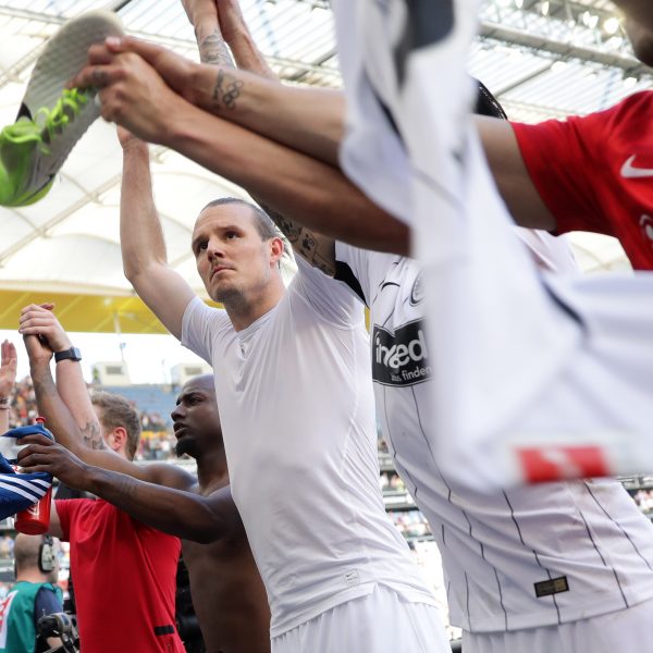  Der Fußballgott lässt sich nach seinem außergewöhnlichen Comeback feiern.