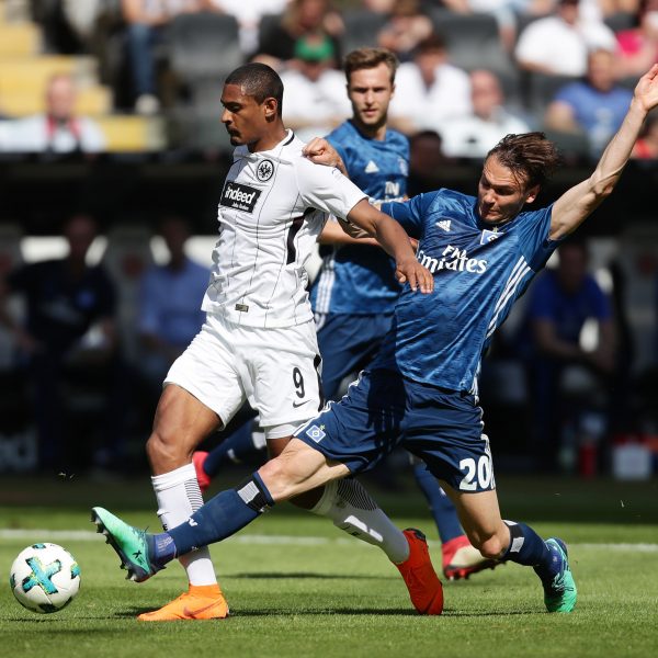  Typische Szene aus dem HSV-Spiel - Haller als Zweikampfsieger