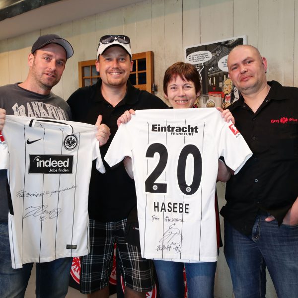  Stolze Gesichter bei der Trikotübergabe (v.l.): Boris, SGE4EVER.de-Chefredakteur André, Susanne und Thomas (Foto: Heiko Rhode)