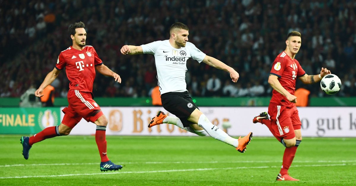  Ante Rebic enteilt Mats Hummels und Niklas Süle und vollendet zum 2:1-Führungstreffer gegen die Bayern. (Foto: imago/Jan Hübner)