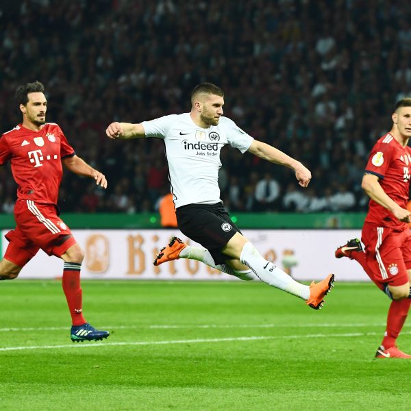  Ante Rebic enteilt Mats Hummels und Niklas Süle und vollendet zum 2:1-Führungstreffer gegen die Bayern. (Foto: imago/Jan Hübner)