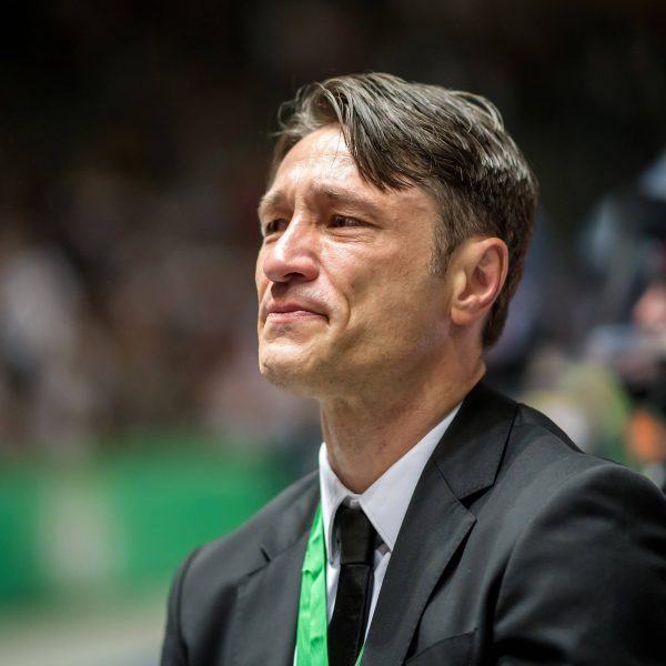  Der Moment, wenn die Last von den Schultern fällt und das große Ziel erreicht ist. Niko Kovac mit Tränen in den Augen nach seinem letzten Spiel für die Eintracht. (Foto: imago/photoarena/Eisenhuth)