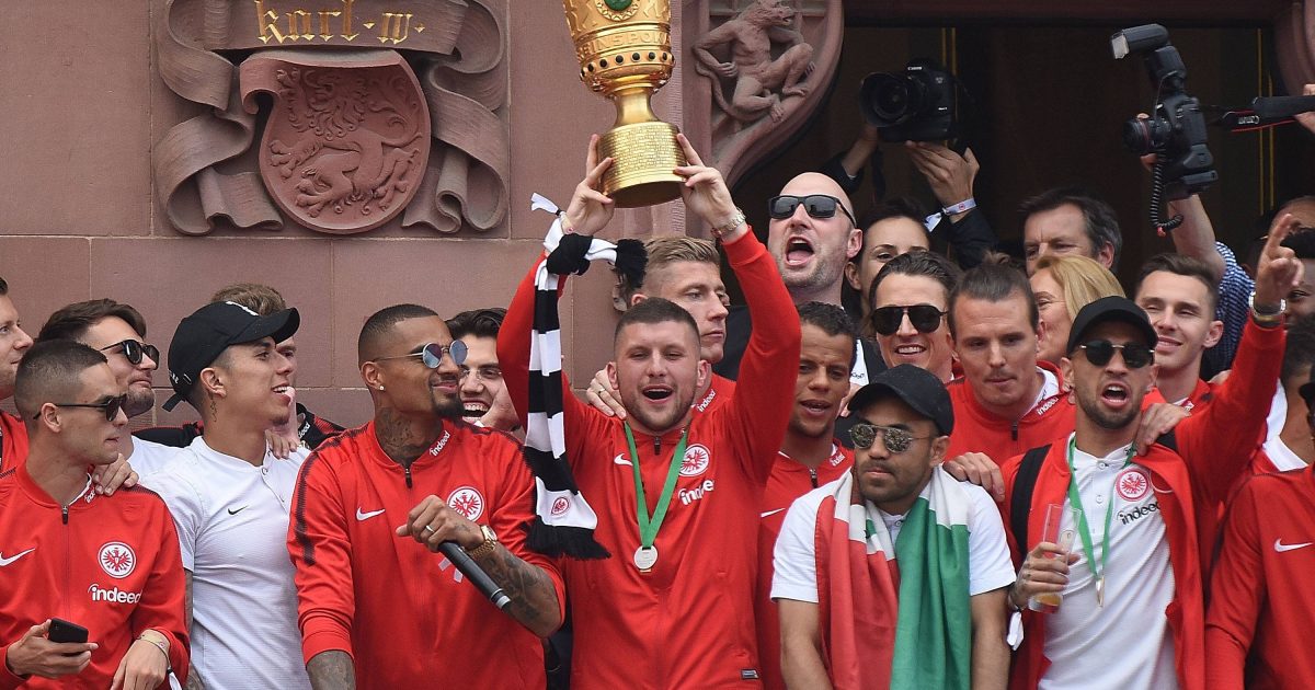  Ante Rebic durfte sich auf dem Römer feiern lassen. (Bild: imago/Jan Huebner)