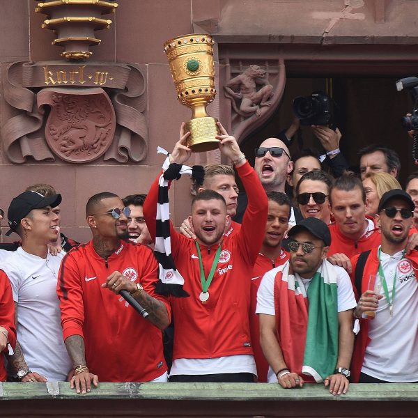  Ante Rebic durfte sich auf dem Römer feiern lassen. (Bild: imago/Jan Huebner)