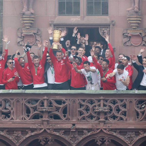  Die Frankfurter Eintracht konnte sich nach 30 Jahren erstmals wieder mit einem Titel auf dem Römer feiern lassen. (Foto: imago/Eibner)