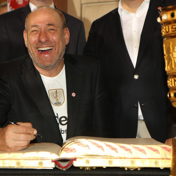  Peter Fischer trägt sich nach dem Pokaltriumph ins goldene Buch der Stadt Frankfurt ein. (Foto: Imago/Hartenfelser)