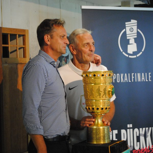  Eintracht-Legende Charly Körbel ließ sich am Freitag mit Fans und Pokal ablichten.