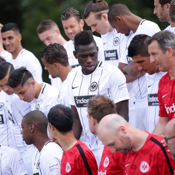  Im letzten Jahr tummelten sich 31 Spieler beim offiziellen Fototermin der Eintracht. Wieviele werden es dieses Jahr?