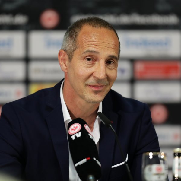  Adi Hütter musste beim Thema Ante Rebic vielsagend grinsen.