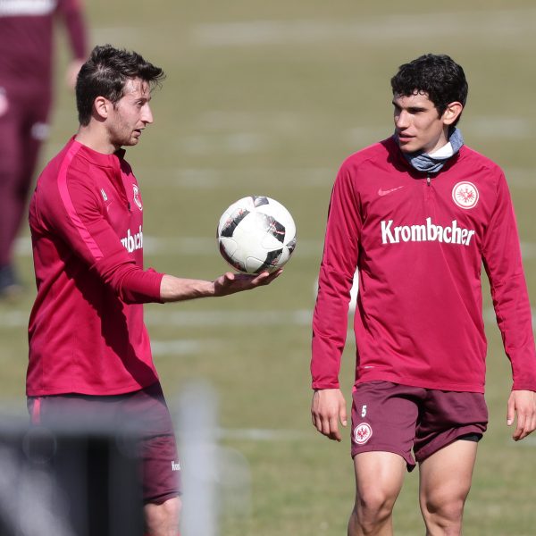  Bald wieder in Frankfurt vereint? Jesús Vallejo (rechts) und Kapitän David Abraham.