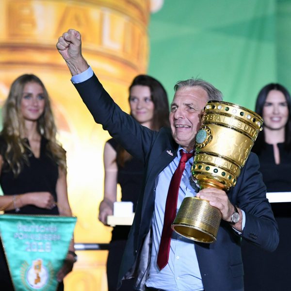  Charly Körbel durfte den Pokal ins Berliner Olympiastadion tragen. (Foto: imago/Ulmer)