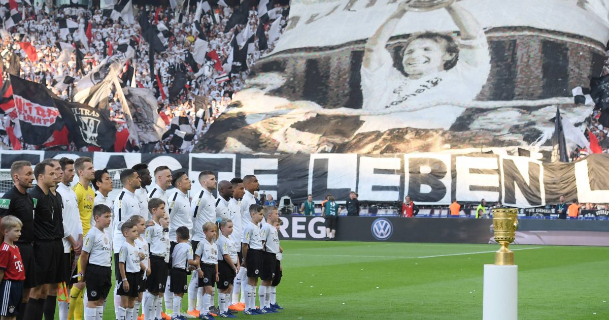  Die Ultras bedankten sich bei den SGE-Fans für ihre Unterstützung. Foto: Imago