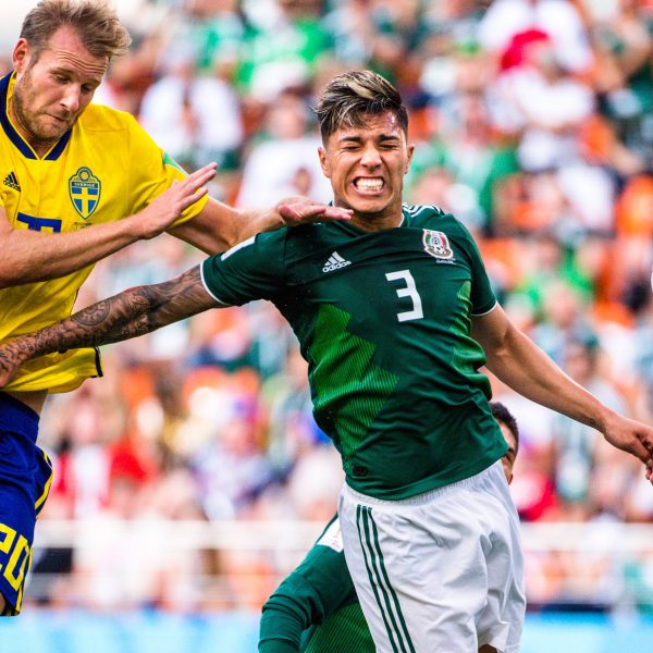  Carlos Salcedo erlebte mit Mexiko ein Debakel - ist aber dennoch weiter. Foto: Imago