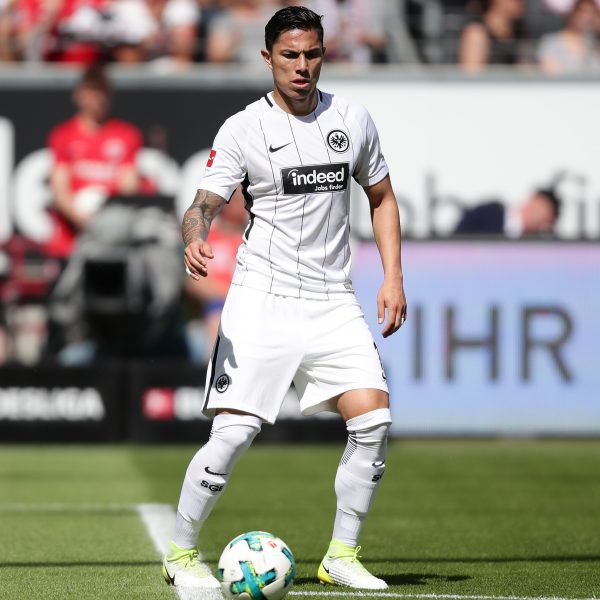  Verteidiger Carlos Salcedo bekennt sich zur Eintracht und möchte auch in Zukunft alles für seinen Verein geben.
