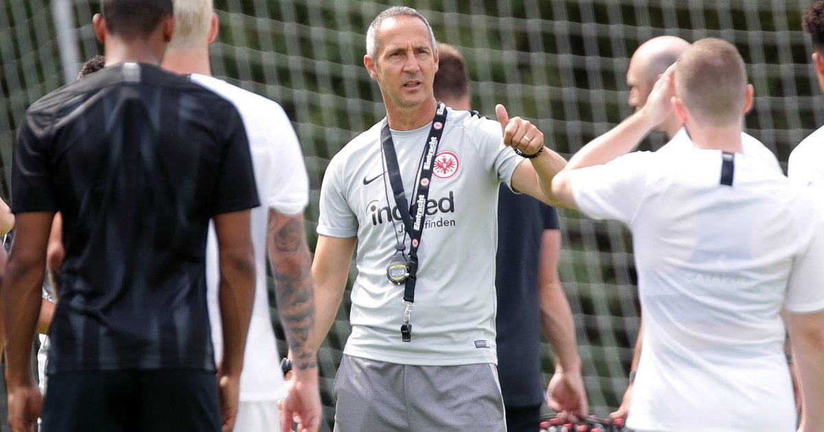  Daumen hoch. Adi Hütter begrüßt sein Team zum offiziellen Trainingsauftakt.