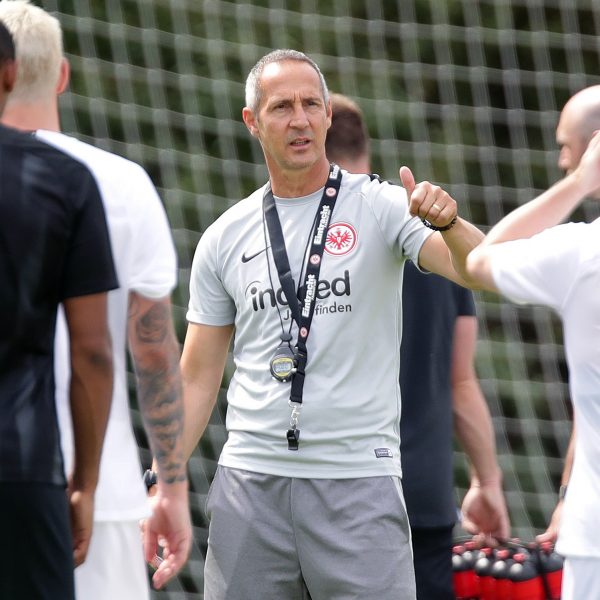 Daumen hoch. Adi Hütter begrüßt sein Team zum offiziellen Trainingsauftakt.