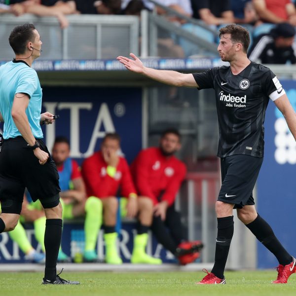  Will mit der Binde am arm vorweg gehen: Kapitän David Abraham.