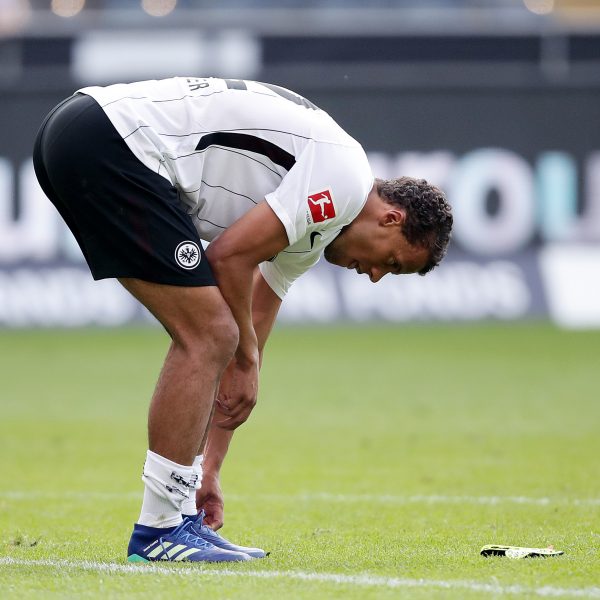  Außenverteidiger Timothy Chandler wird der Eintracht mindestens ein halbes Jahr fehlen.