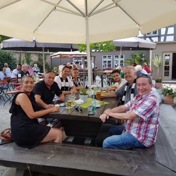  Paul Taaffe (2.v.r.) bei seinem Stammtisch vor dem Supercup gegen den FC Bayern.