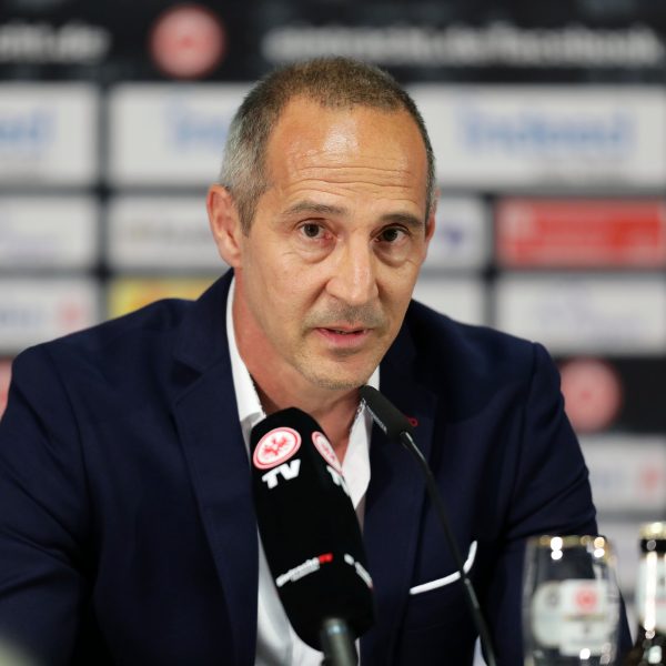  Trainer Adi Hütter ist trotz turbulenter Woche vor der 1. Pokalrunde gewohnt gelassen.