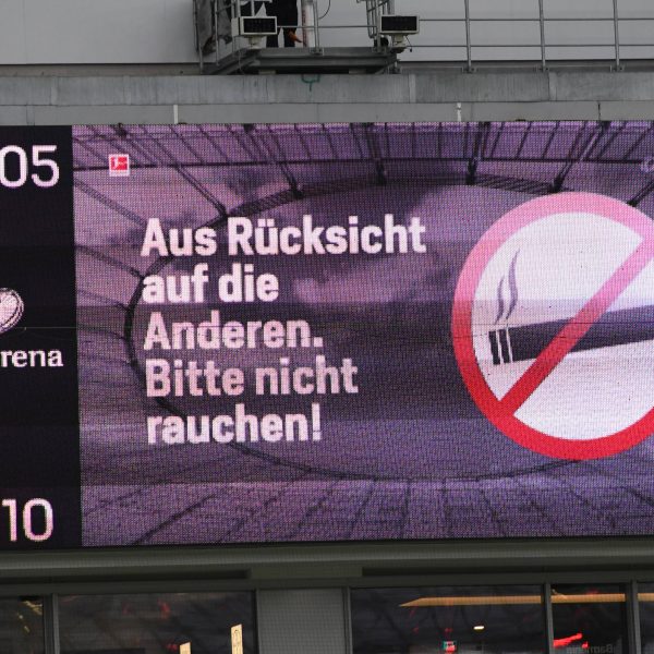  In der BayArena gilt als in einem der wenigen Stadien ein Rauchverbot (Bild: imago/Horstmüller)