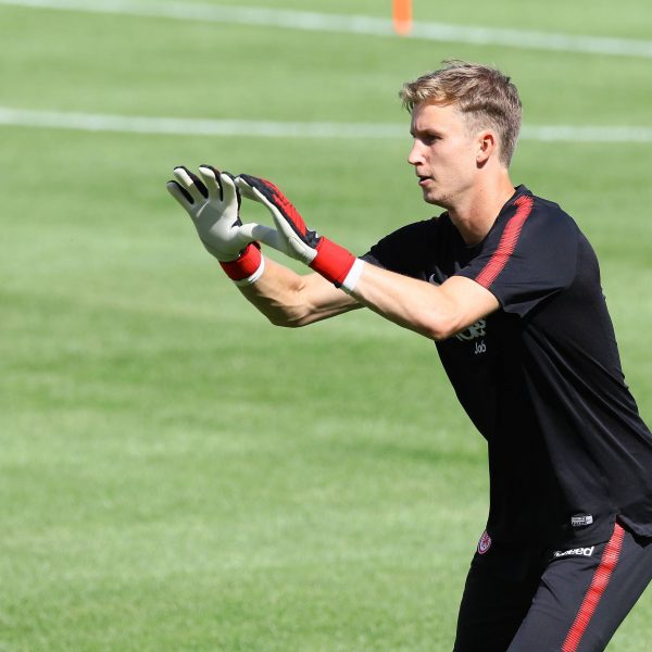  Frederik Rönnow tritt in Frankfurt die Nachfolge Lukas Hradeckys an. Foto: imago/Schüler