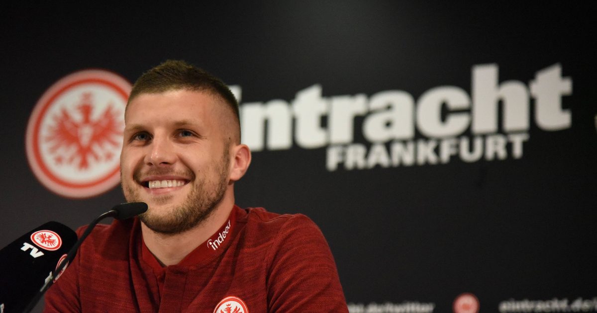  Ante Rebic bleibt bei der Eintracht und strahlt über beide Ohren. (Foto: imago/Hartenfelser)