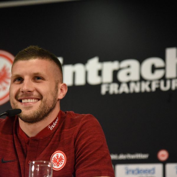  Ante Rebic bleibt bei der Eintracht und strahlt über beide Ohren. (Foto: imago/Hartenfelser)
