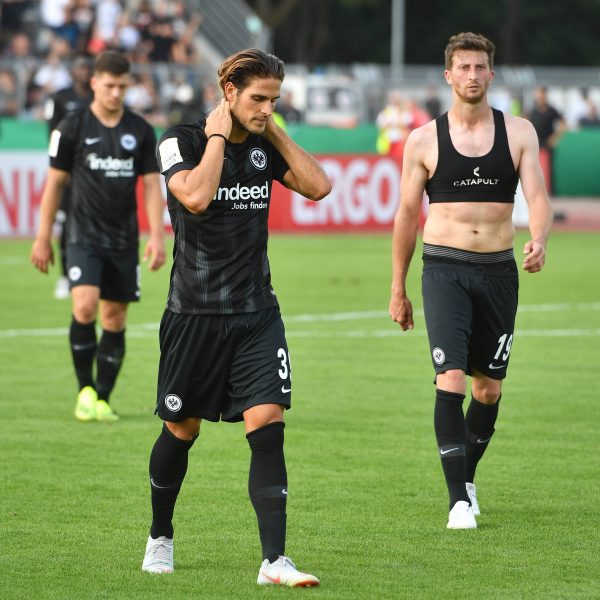  Ein sichtlich enttäuschtes Duo - Goncalo Paciencia und David Abraham (hinten). (Bild: imago/Sven Simon)