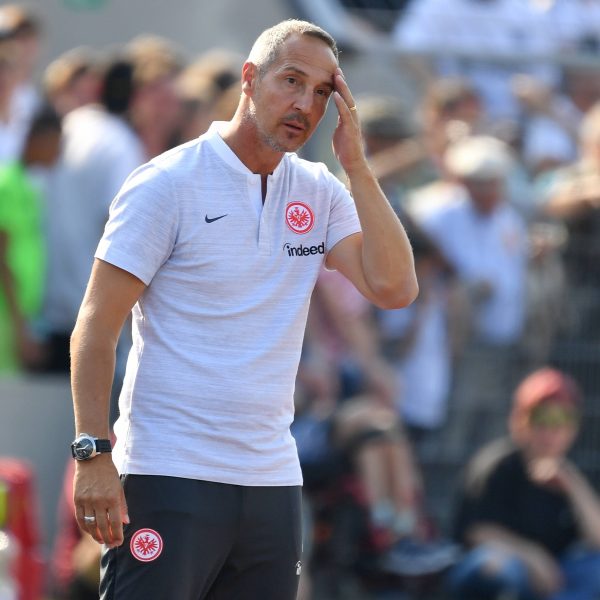 Das hatte sich der neue Trainer Adi Hütter sich ganz anders vorgestellt. Die Eintracht steht nun bereits vor dem Bundesliga-Start unter Druck. (Bild: imago/Sven Simon)
