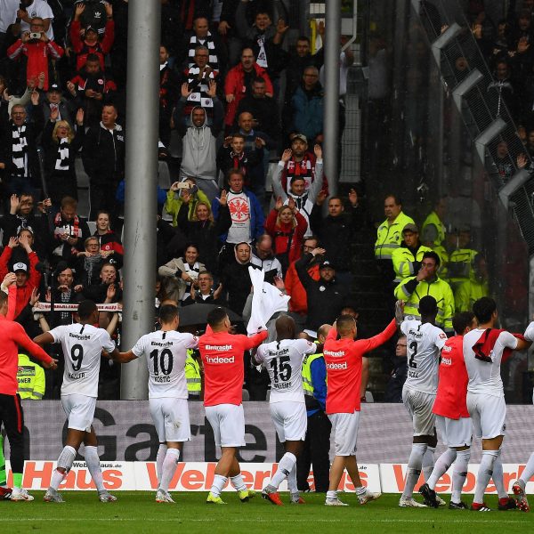  Die Mannschaft lässt sich nach dem Auftaktsieg gegen den SC Freiburg von den mitgereisten Fans feiern. (Bild: imago/Jan Huebner)